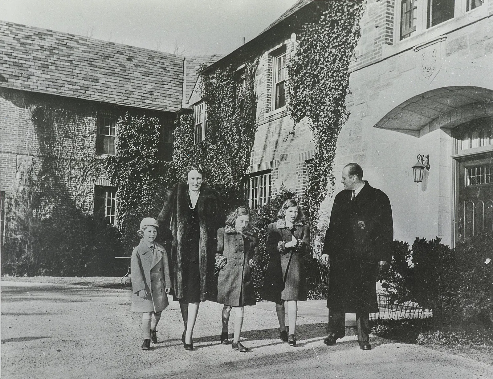 Kronprinsfamilien utenfor huset Pook's Hill i Maryland i USA under krigen. Den lille prins Harald går ytterst til venstre, sammen med moren, de to søstrene og faren.