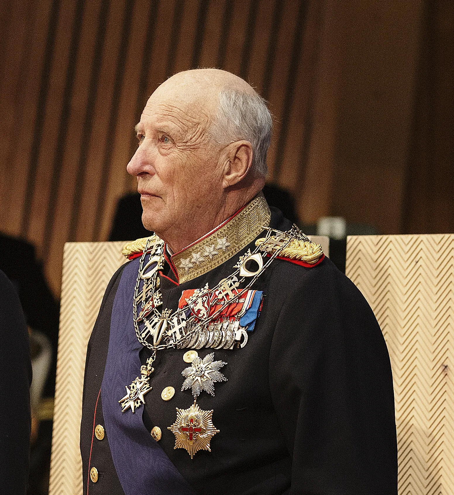 Kong Harald i uniform, sett fra siden, under åpningen av Sametinget i 2021.