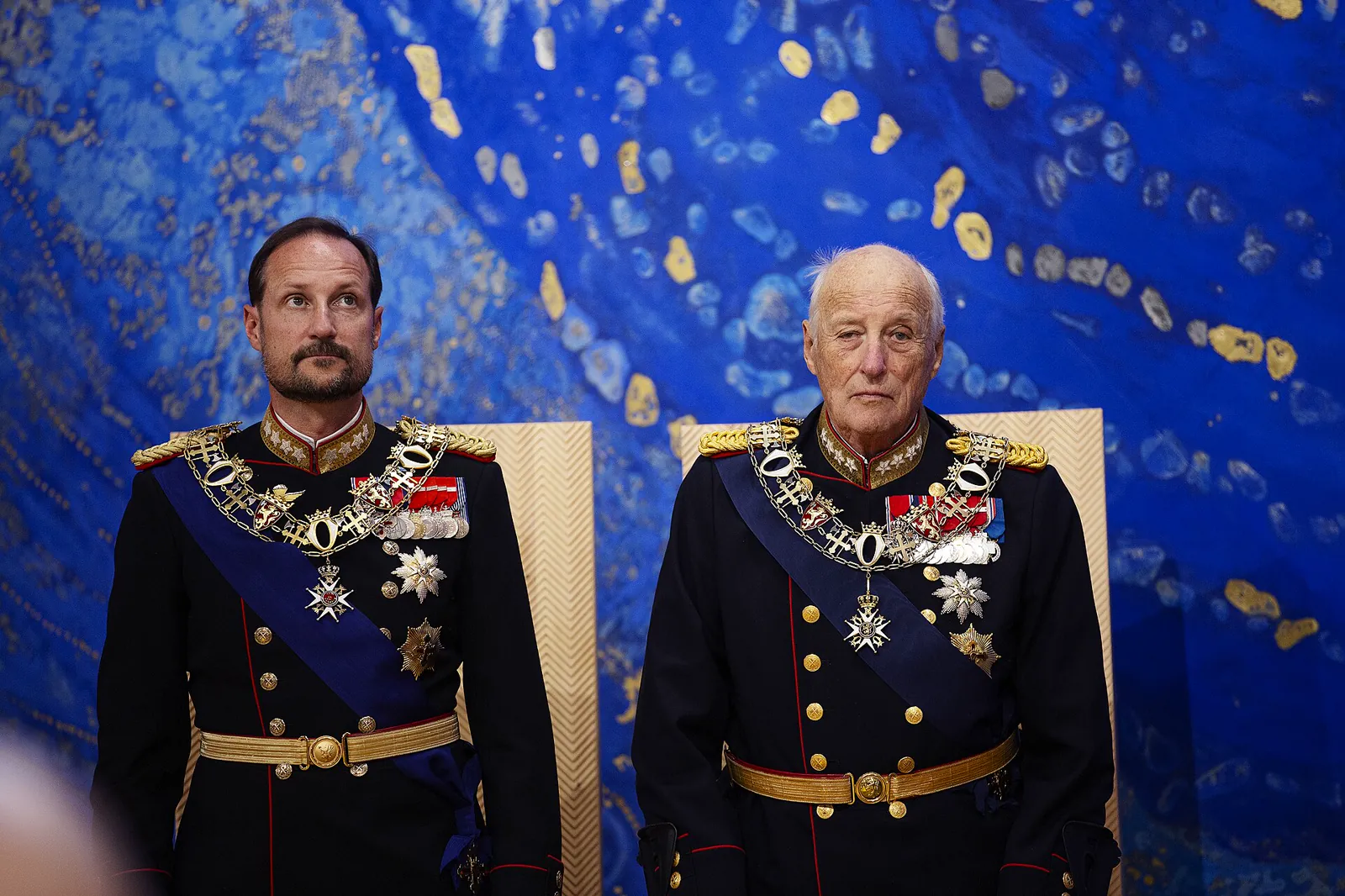 Kronprins Håkon og kong Harald står ved siden av hverandre i uniform, fotografert i 2025.